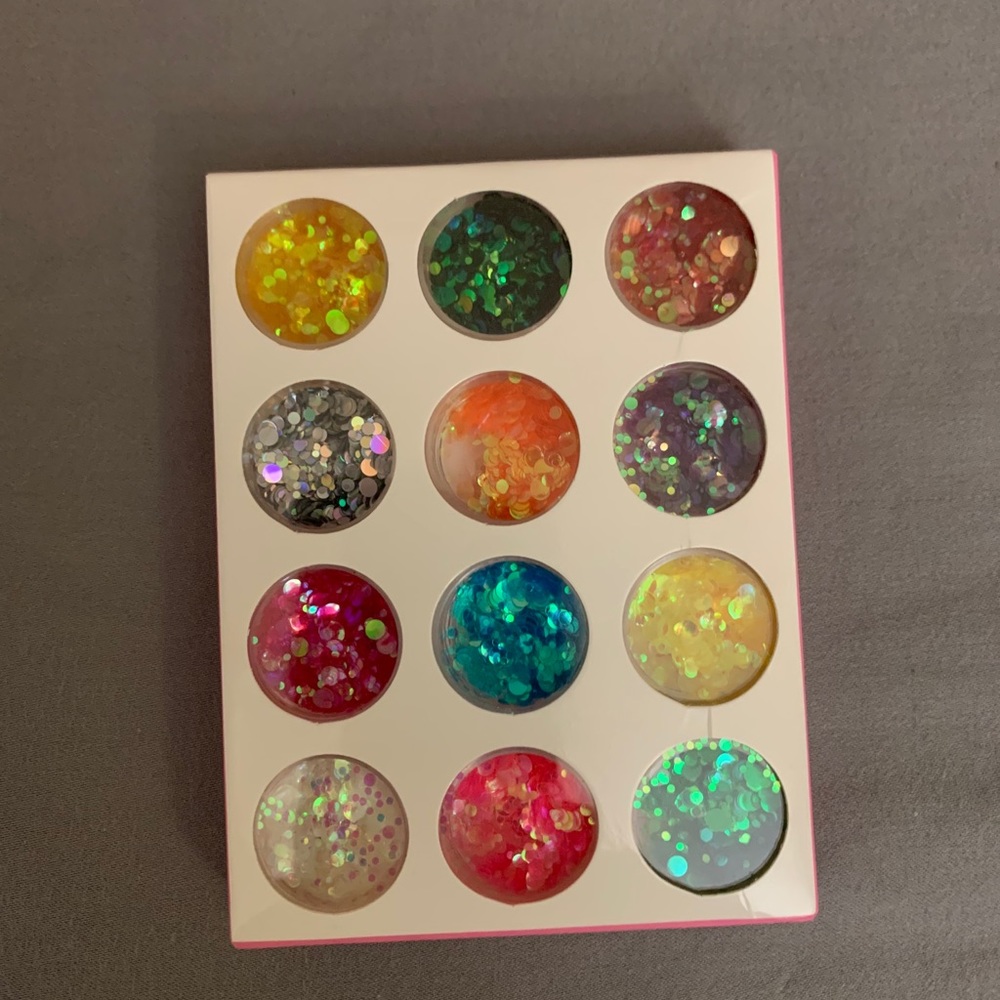 Creative Glitter Nails - Picture 3 of 3